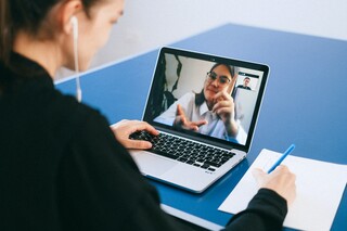 2 Frauen in einem online Meeting