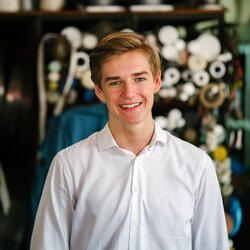 ein lächelnder Praktikant