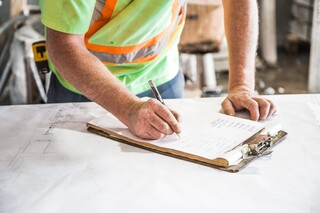 Architekt macht sich Notizen