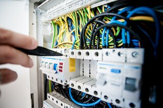 Elektromeister am Schaltkasten Elektromeister am Schaltkasten