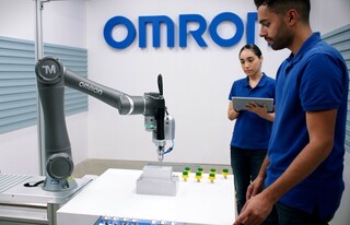 Person bedient einen Omron Roboterarm Person bedient einen Omron Roboterarm