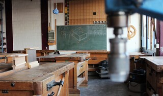 Holzwerkstatt mit Werkbank und Tafel