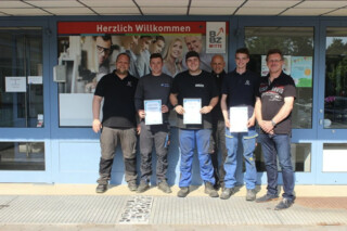 2 Ausbilder und 3 Lehrlinge mit Urkunden in der Hand 2 Ausbilder und 3 Lehrlinge mit Urkunden in der Hand